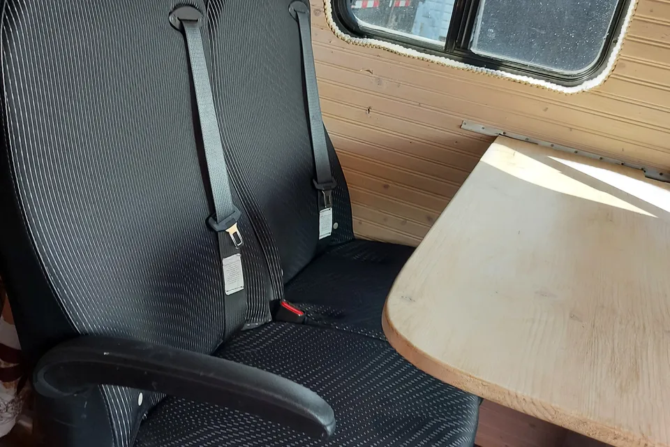 Julie Mercedes-Benz 2500 Classe B