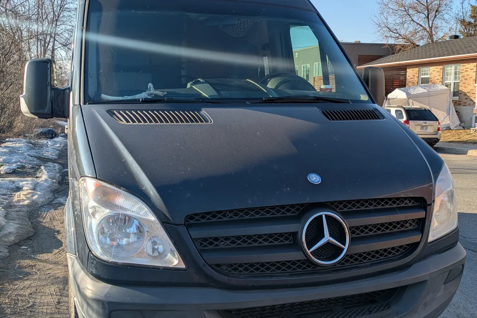 Julie Mercedes-Benz 2500 Classe B