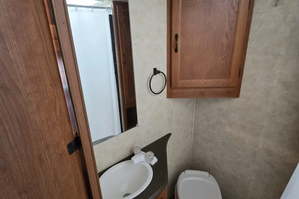 Fireside RV's Coachmen Freelander 32BH Class C Bunkhouse - LMI2133