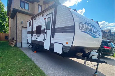 Sunny & Harvey’s 2024 Grand River 22mb Travel Trailer