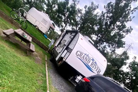 Sunny & Harvey’s 2024 Grand River 22mb Travel Trailer