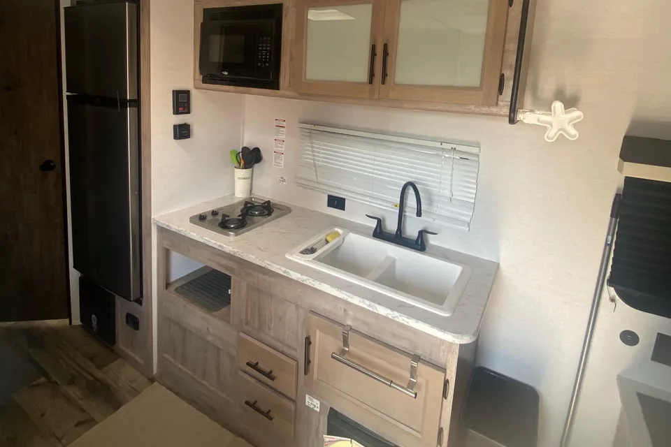 Sunny & Harvey’s 2024 Grand River 22mb Travel Trailer
