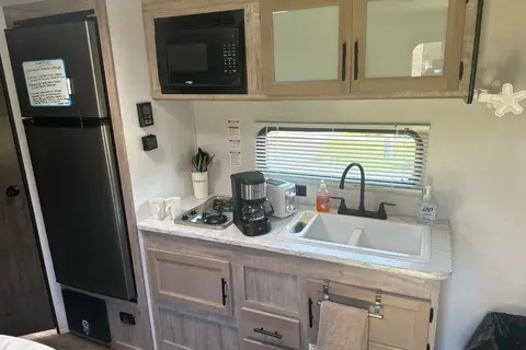 Sunny & Harvey’s 2024 Grand River 22mb Travel Trailer