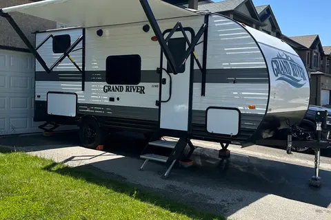 Sunny & Harvey’s 2024 Grand River 22mb Travel Trailer