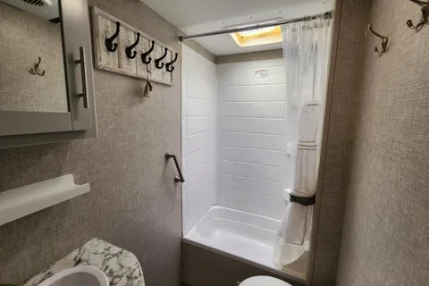 Bullet "Shelly": Private BR, Pets + Film Production Companies Welcomed, Delivery Available