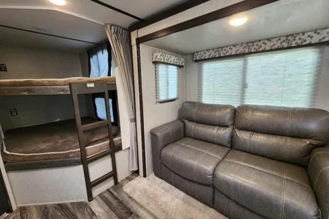 Bullet "Shelly": Private BR, Pets + Film Production Companies Welcomed, Delivery Available