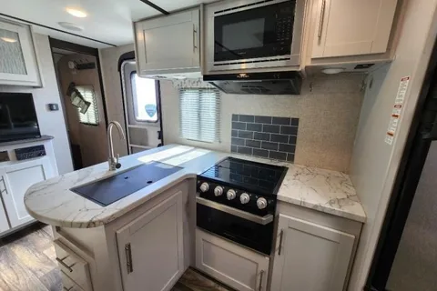 Bullet "Shelly": Private BR, Pets + Film Production Companies Welcomed, Delivery Available
