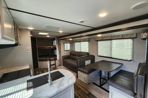 Bullet "Shelly": Private BR, Pets + Film Production Companies Welcomed, Delivery Available