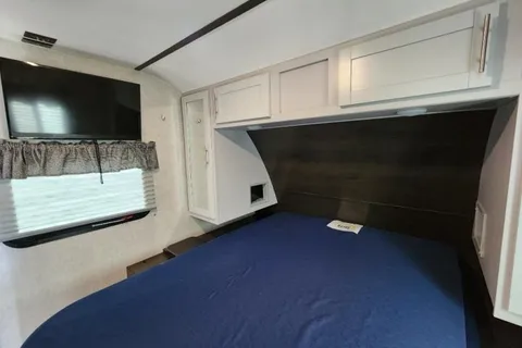 Bullet "Shelly": Private BR, Pets + Film Production Companies Welcomed, Delivery Available