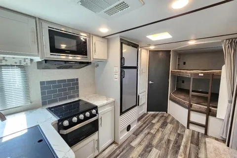 Bullet "Shelly": Private BR, Pets + Film Production Companies Welcomed, Delivery Available