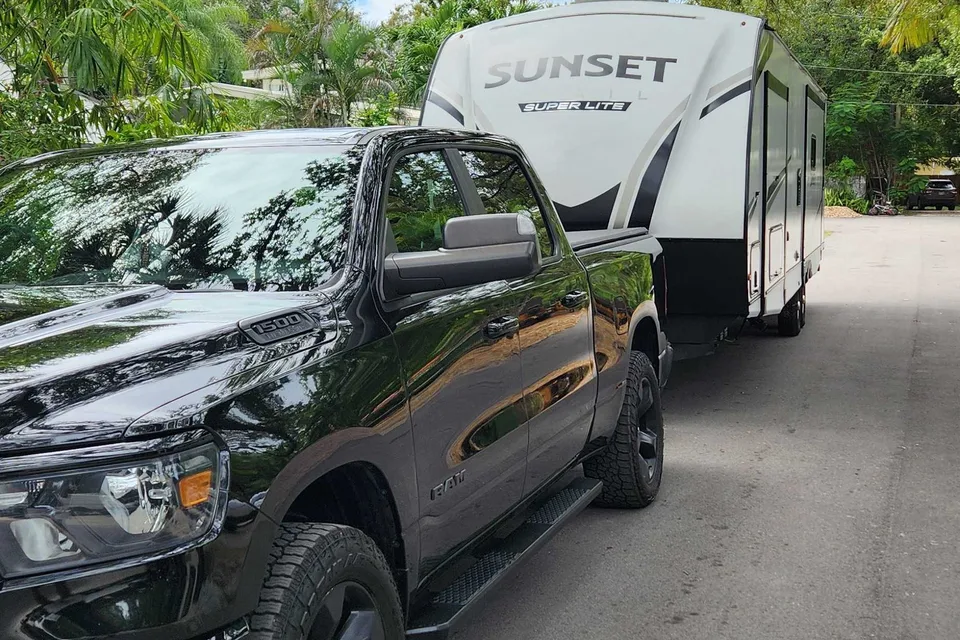SandsVilla's Crossroads Sunset Trail SS330SI Travel Trailer