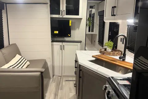 Irma's Highland Ridge RV 26BHS Travel Trailer W/Solar
