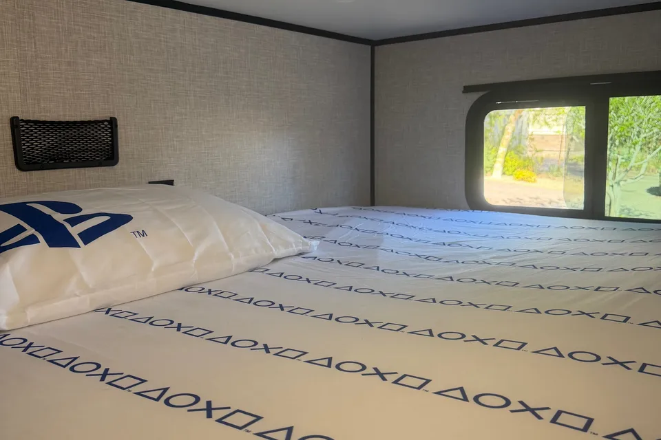 Irma's Highland Ridge RV 26BHS Travel Trailer W/Solar