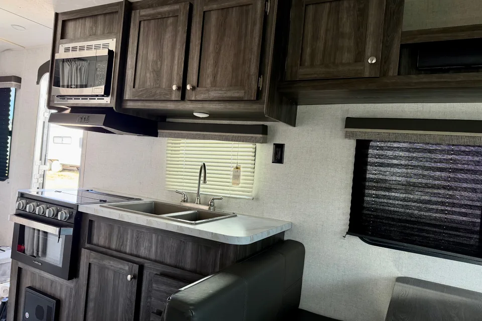 Cozy & Fully Equipped Travel Trailer – Ready for Your Next Adventure!