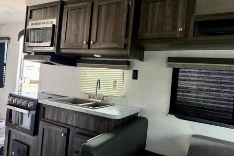 Cozy & Fully Equipped Travel Trailer – Ready for Your Next Adventure!