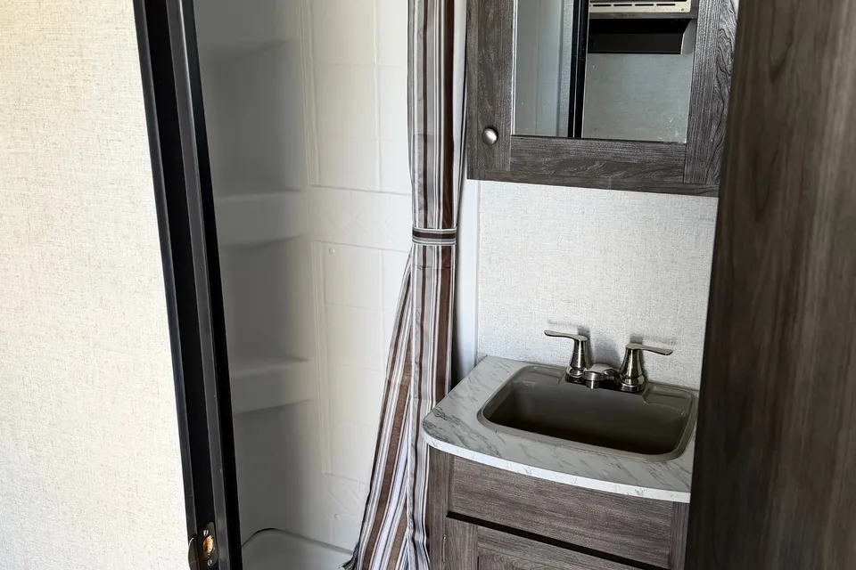 Cozy & Fully Equipped Travel Trailer – Ready for Your Next Adventure!