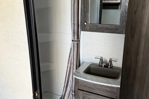 Cozy & Fully Equipped Travel Trailer – Ready for Your Next Adventure!