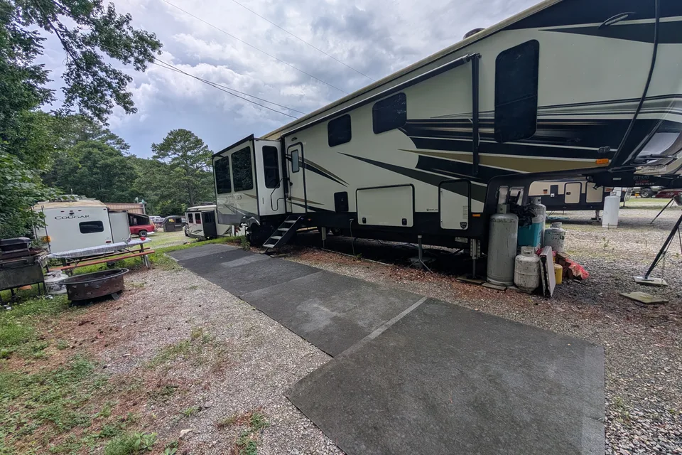 Spacious Stationary RV for Traveling Professionals