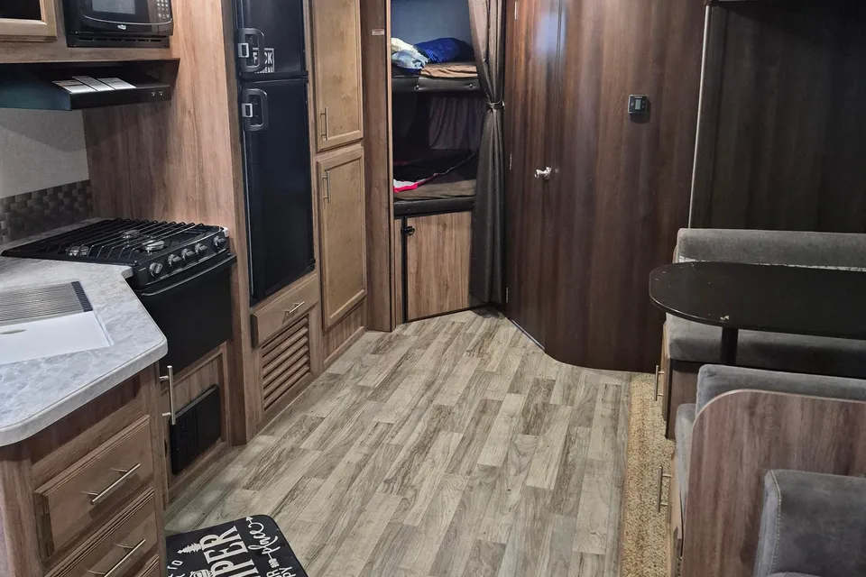 Jeff's Jayco Jay Feather 27BH Travel Trailer