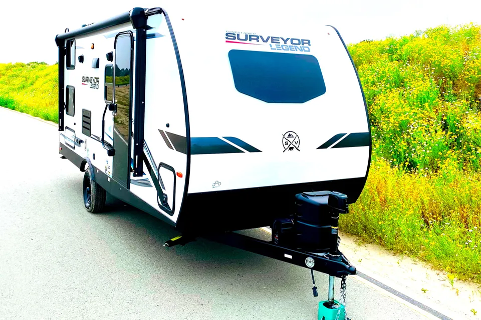 👍 LEGEND BROWNIE 2023! Ultra light & easy-to-tow. Sleeps 8 👍