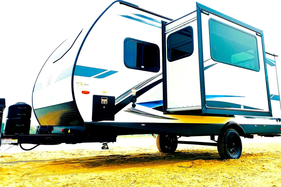 👍 LEGEND BROWNIE 2023! Ultra light & easy-to-tow. Sleeps 8 👍