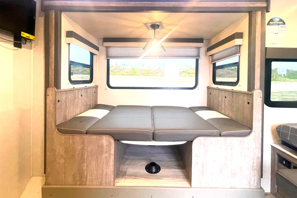 👍 LEGEND BROWNIE 2023! Ultra light & easy-to-tow. Sleeps 8 👍