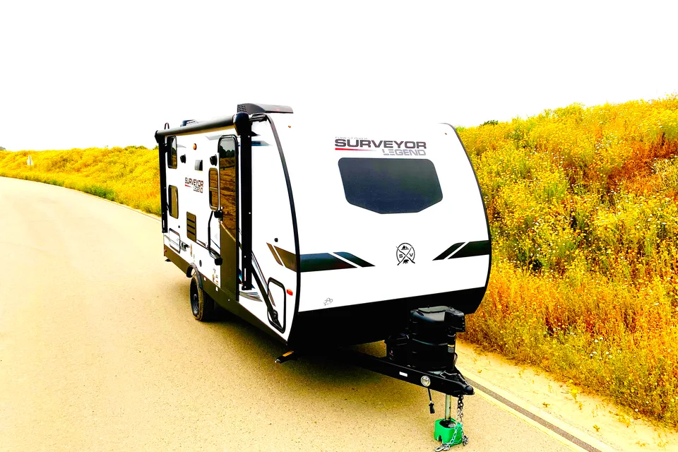 👍 LEGEND BROWNIE 2023! Ultra light & easy-to-tow. Sleeps 8 👍