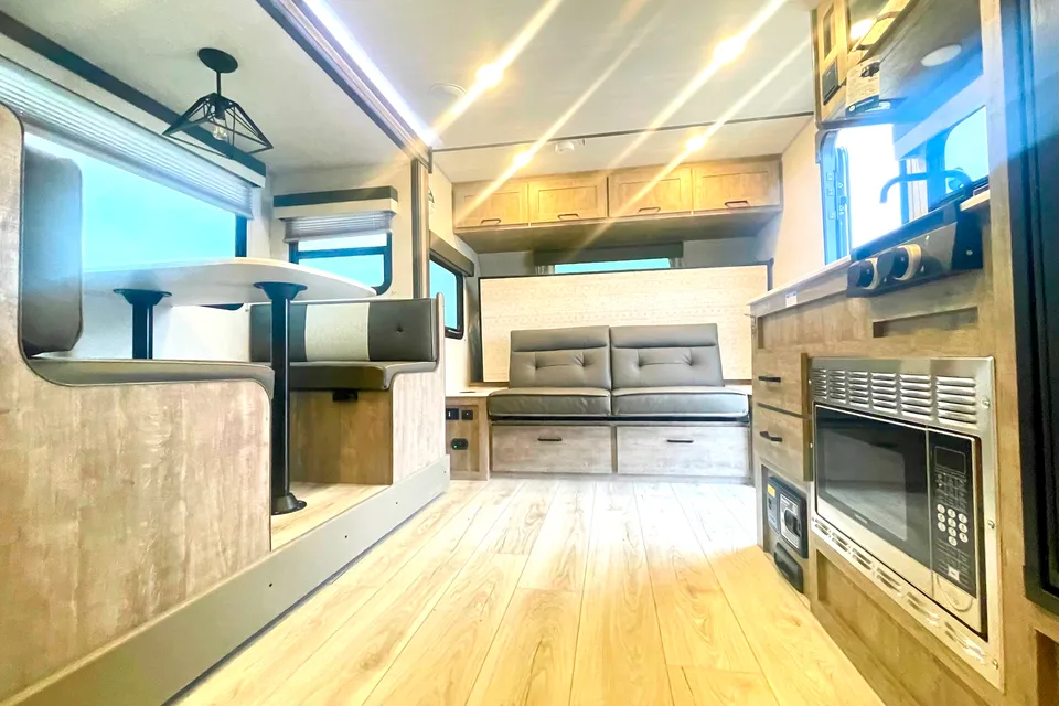 👍 LEGEND BROWNIE 2023! Ultra light & easy-to-tow. Sleeps 8 👍