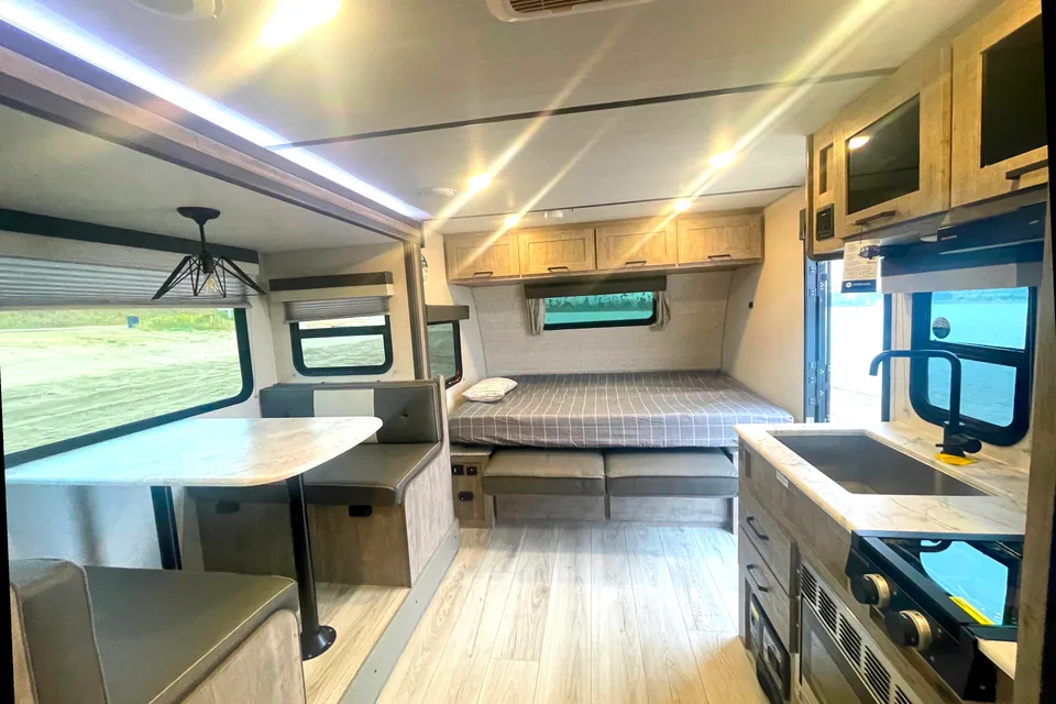 👍 LEGEND BROWNIE 2023! Ultra light & easy-to-tow. Sleeps 8 👍