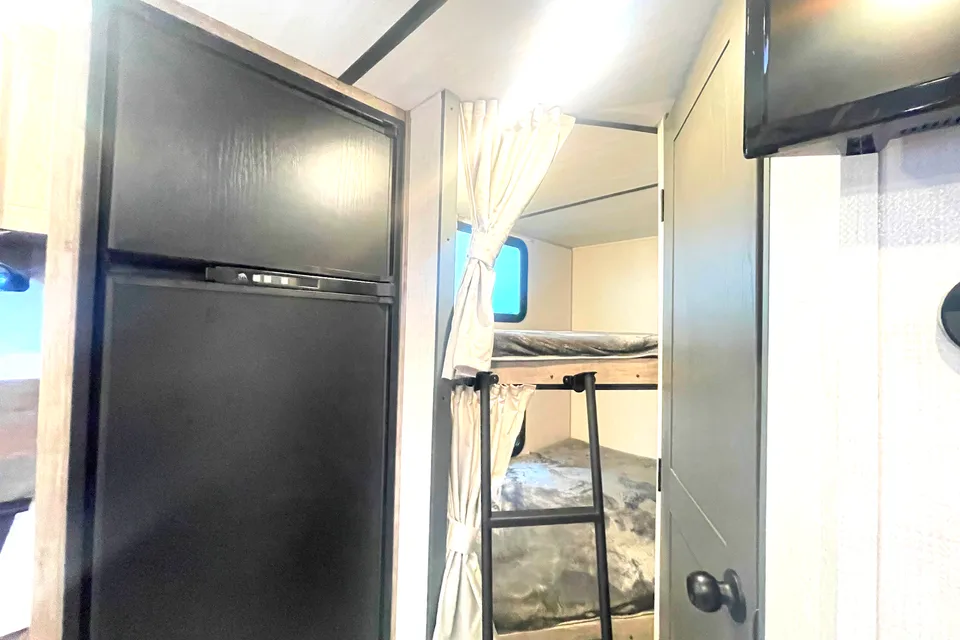 👍 LEGEND BROWNIE 2023! Ultra light & easy-to-tow. Sleeps 8 👍