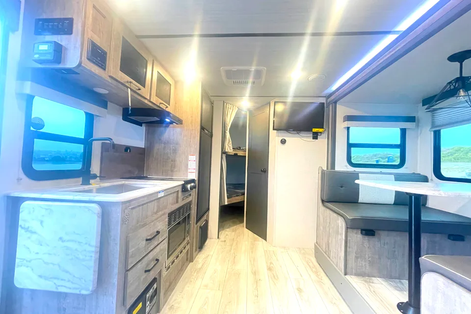 👍 LEGEND BROWNIE 2023! Ultra light & easy-to-tow. Sleeps 8 👍