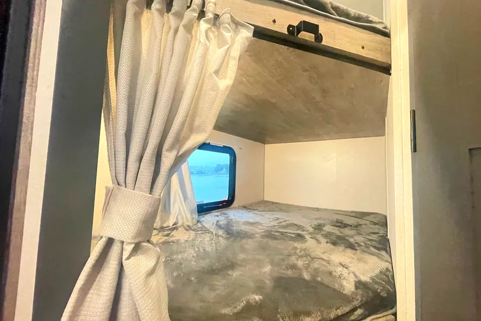 👍 LEGEND BROWNIE 2023! Ultra light & easy-to-tow. Sleeps 8 👍