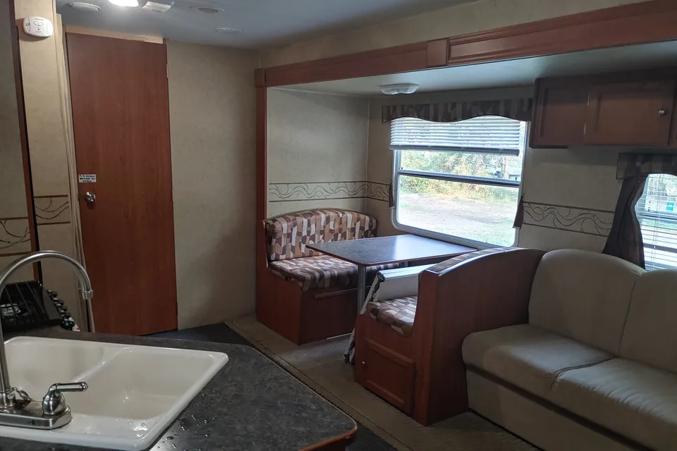 Benjamin's R-Vision 26BHS Travel Trailer