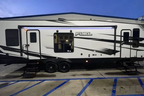 Higgs Toy Hauler (Heartland Fuel 305)