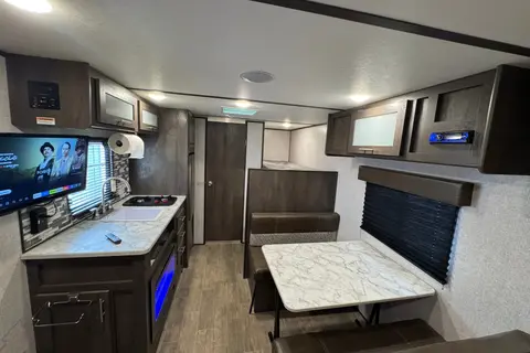 2021 Coleman 17B – Your Cozy Getaway on Wheels!