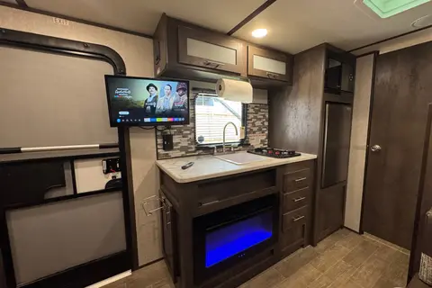 2021 Coleman 17B – Your Cozy Getaway on Wheels!