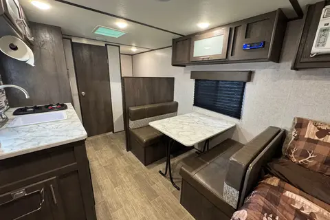 2021 Coleman 17B – Your Cozy Getaway on Wheels!