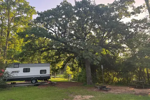 2021 Coleman 17B – Your Cozy Getaway on Wheels!