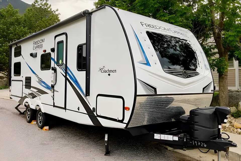 Vitaliy's Coachmen FreedomExpress 257BHS Travel Trailer
