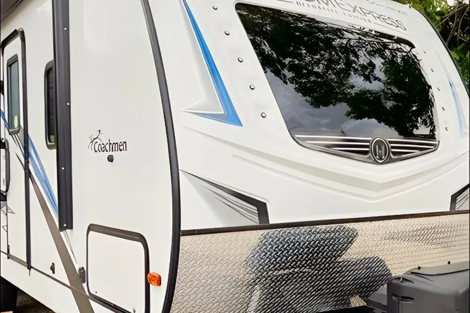 Vitaliy's Coachmen FreedomExpress 257BHS Travel Trailer