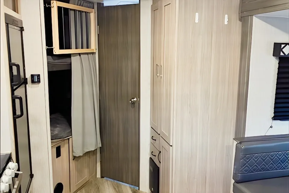 Vitaliy's Coachmen FreedomExpress 257BHS Travel Trailer