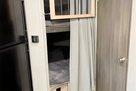 Vitaliy's Coachmen FreedomExpress 257BHS Travel Trailer