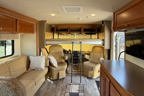 Lidiya's Winnebago Vista 31 KE Class A