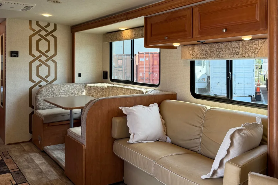 Lidiya's Winnebago Vista 31 KE Class A