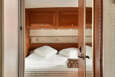 Lidiya's Winnebago Vista 31 KE Class A