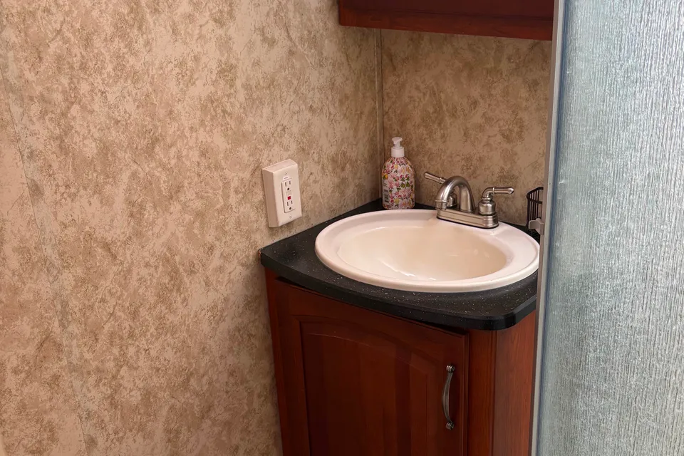 Spacious and Cozy Travel Trailer- Ready for Your Next Adventure!