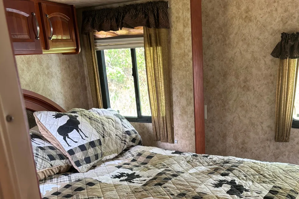 Spacious and Cozy Travel Trailer- Ready for Your Next Adventure!