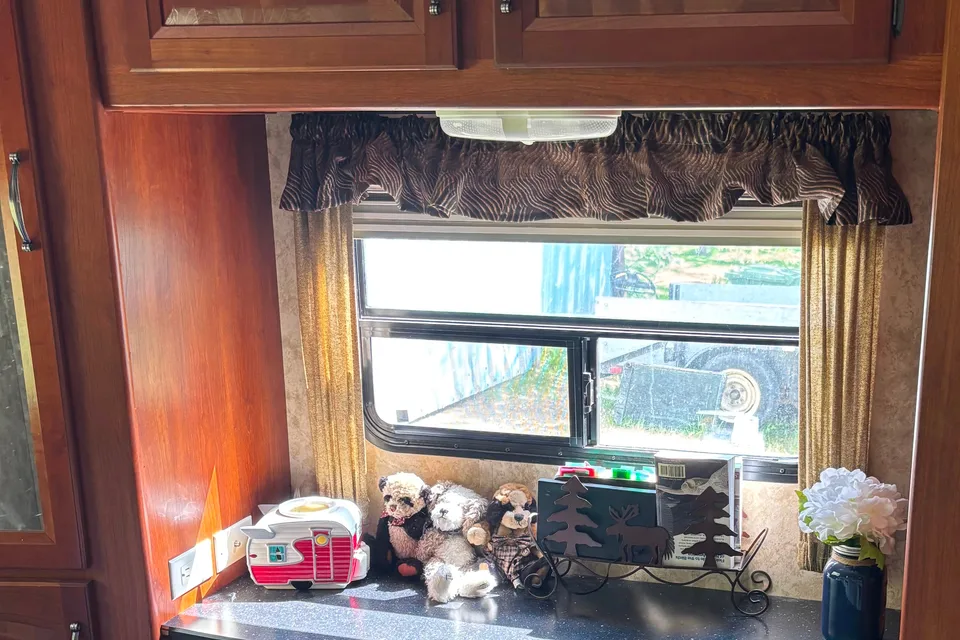 Spacious and Cozy Travel Trailer- Ready for Your Next Adventure!