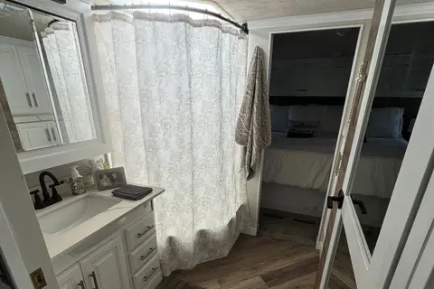 Gib's Newly Renovated Fleetwood Discovery Class A