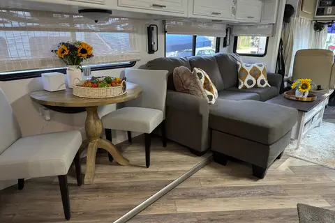 Gib's Newly Renovated Fleetwood Discovery Class A